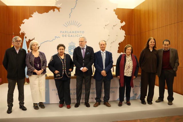  Santalices sitúa Otero Pedrayo e Carvalho Calero como construtores da identidade galega